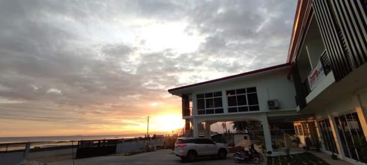 Elnora Delmar Travellers Inn Siquijor Buitenkant foto